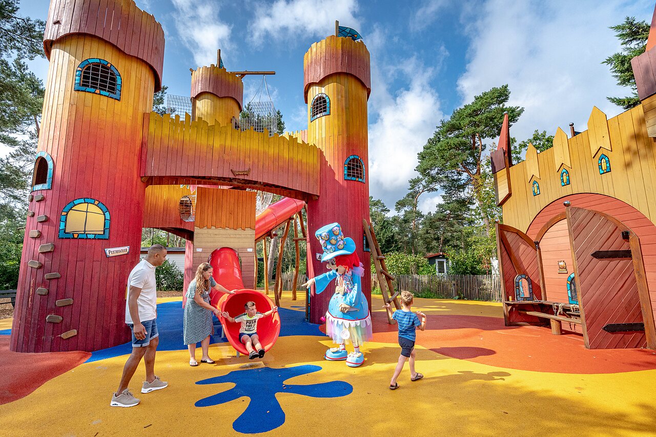 Grande aire de jeux ch�teau, enfants et mascotte au camping CAPFUN De Scheepsbel � Doornspijk.