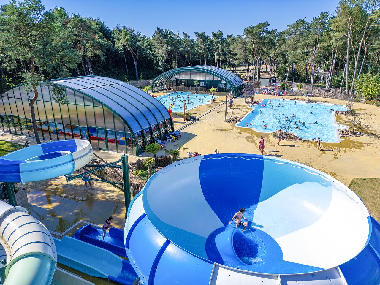 Parc aquatique avec toboggans et piscines int�rieures/ext�rieures au camping CAPFUN De Scheepsbel � Doornspijk.