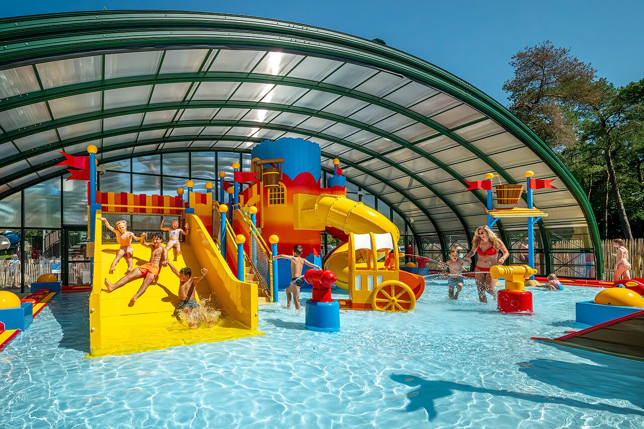 Parc aquatique couvert avec toboggans et jeux d'eau au camping CAPFUN De Scheepsbel � Doornspijk.