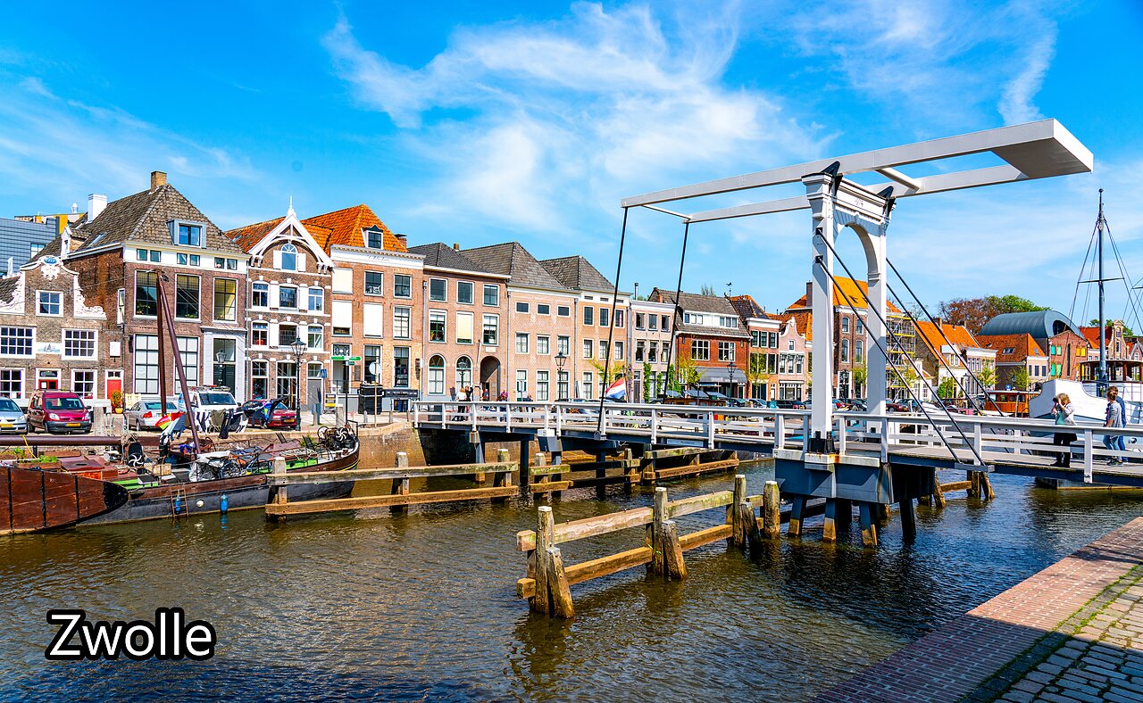 Pont-levis historique et maisons traditionnelles le long du canal � Zwolle, Pays-Bas.