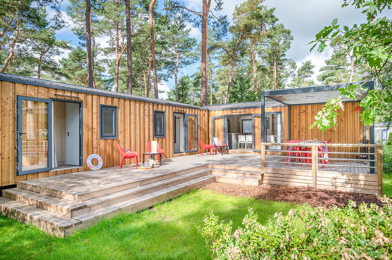 Mobile home moderne avec grande terrasse en bois au camping CAPFUN De Scheepsbel � Doornspijk.