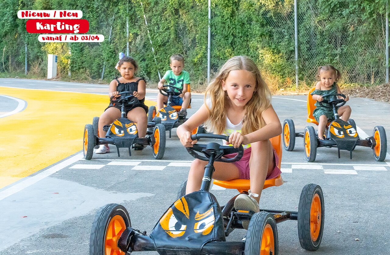 Enfants s'amusant sur la nouvelle piste de karting au camping CAPFUN De Scheepsbel � Doornspijk.