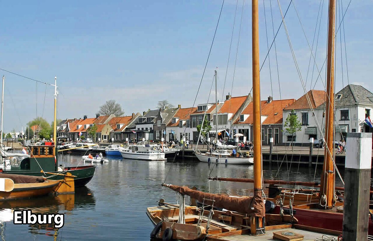 Port historique d'Elburg avec bateaux traditionnels et maisons pittoresques, � visiter.