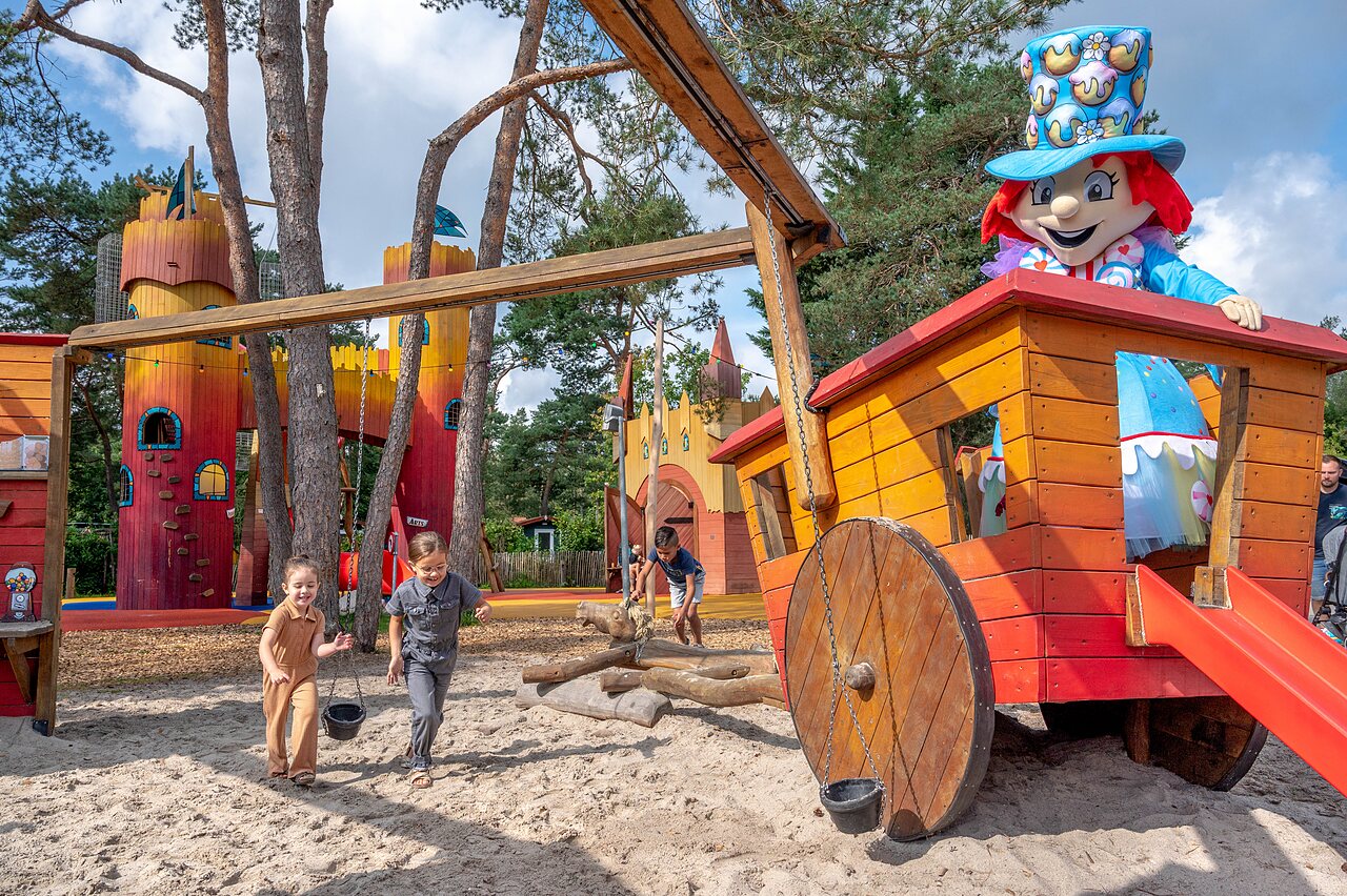Grande aire de jeux avec ch�teaux et mascotte au camping CAPFUN De Scheepsbel � Doornspijk.