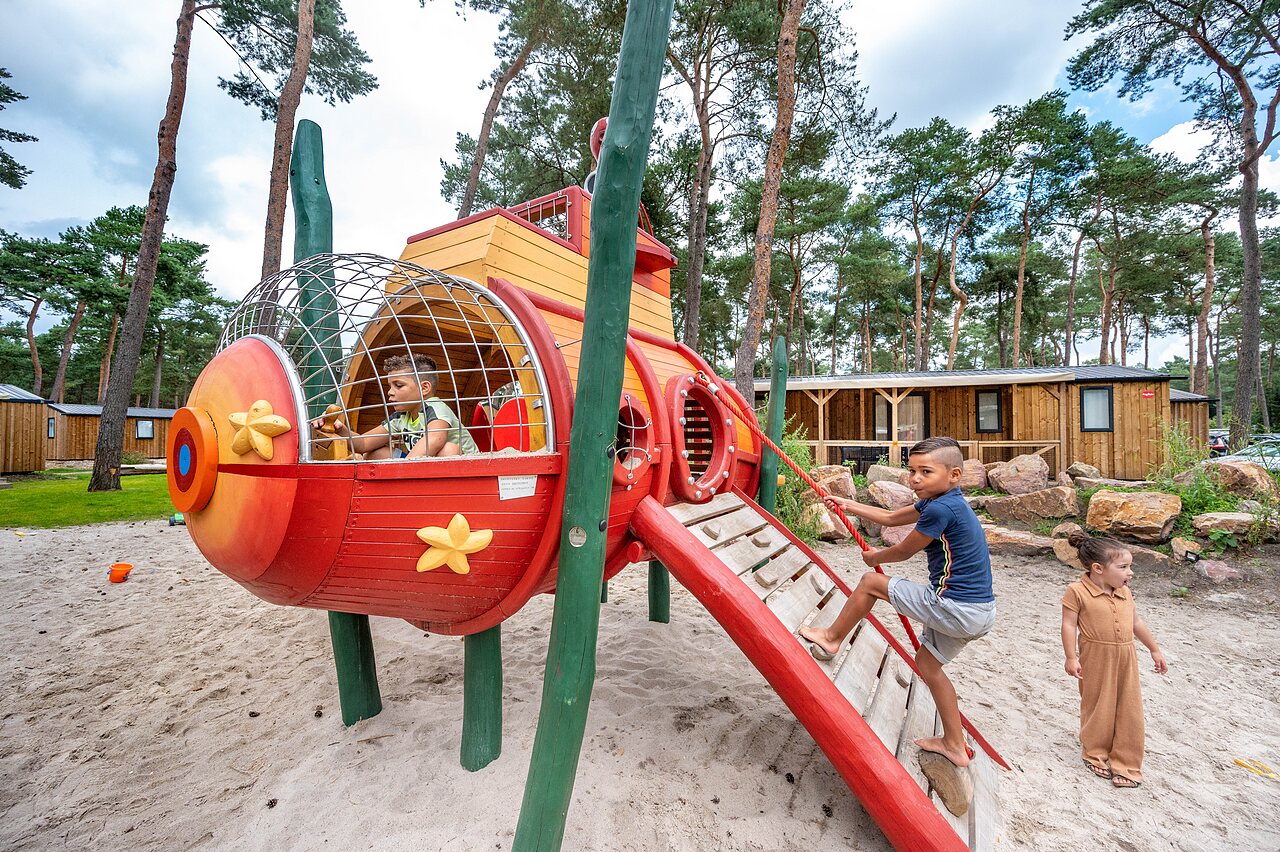 Aire de jeux sous-marin pour enfants, mobile homes, camping CAPFUN De Scheepsbel � Doornspijk.