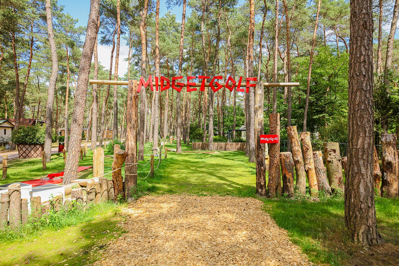 Parcours de minigolf bois� avec panneau d'entr�e au camping CAPFUN De Scheepsbel � Doornspijk.