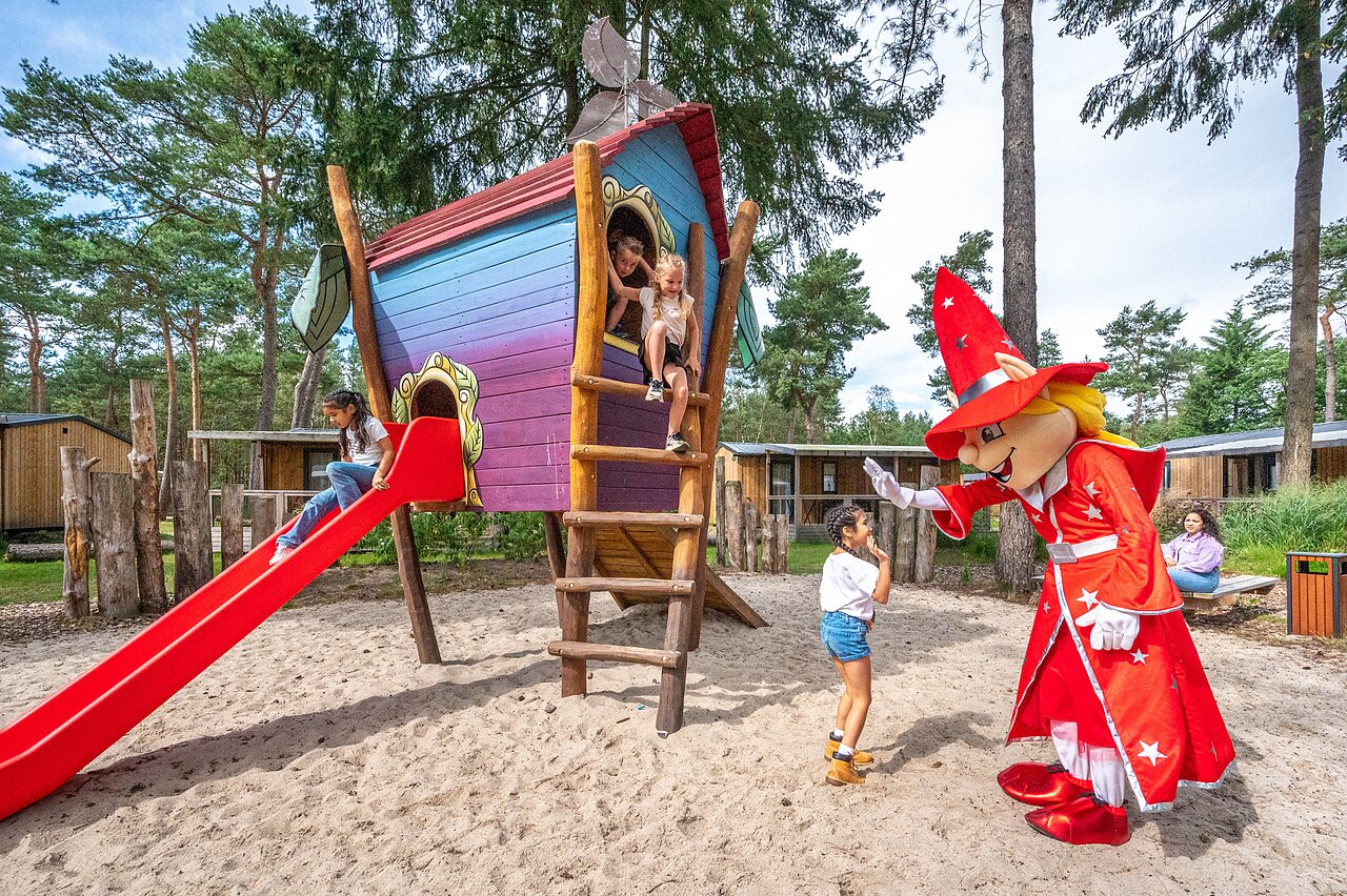 Aire de jeux avec toboggan, cabane et mascotte au camping CAPFUN De Scheepsbel � Doornspijk.