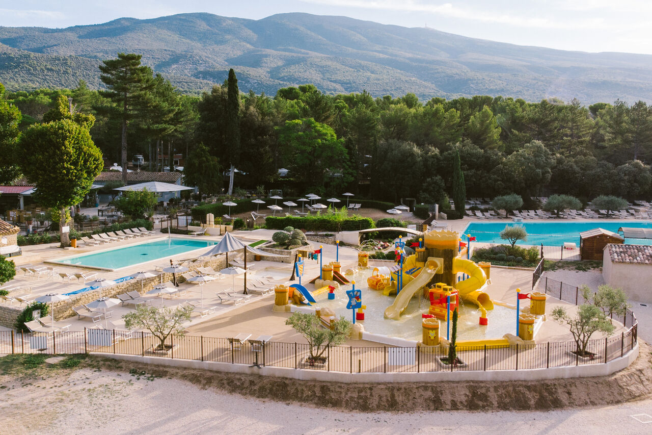 Parc aquatique, toboggans et piscines ext�rieures au camping LIBRANOO Naturiste Belezy � B�doin (84).