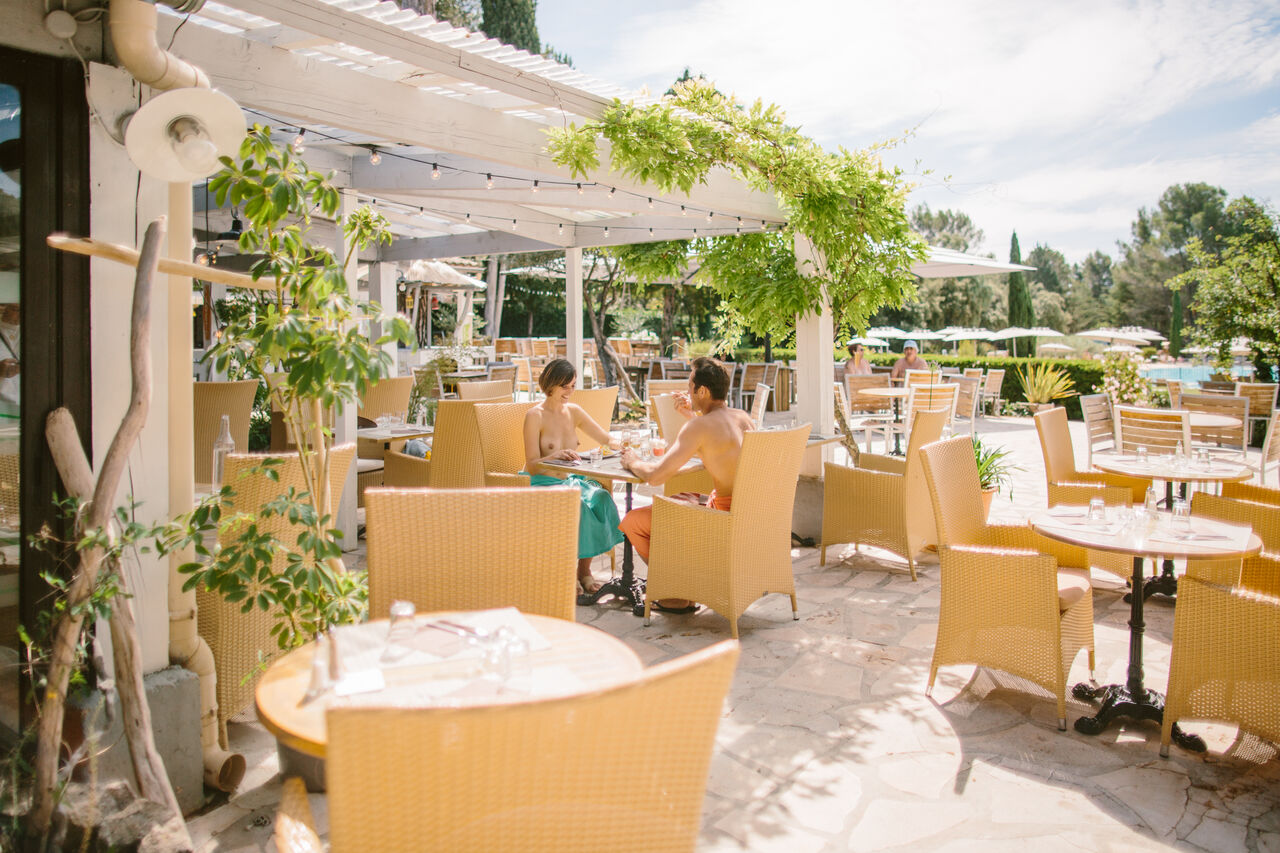 Couple naturiste d�jeunant en terrasse ombrag�e du restaurant au camping LIBRANOO Naturiste Belezy � B�doin (84).