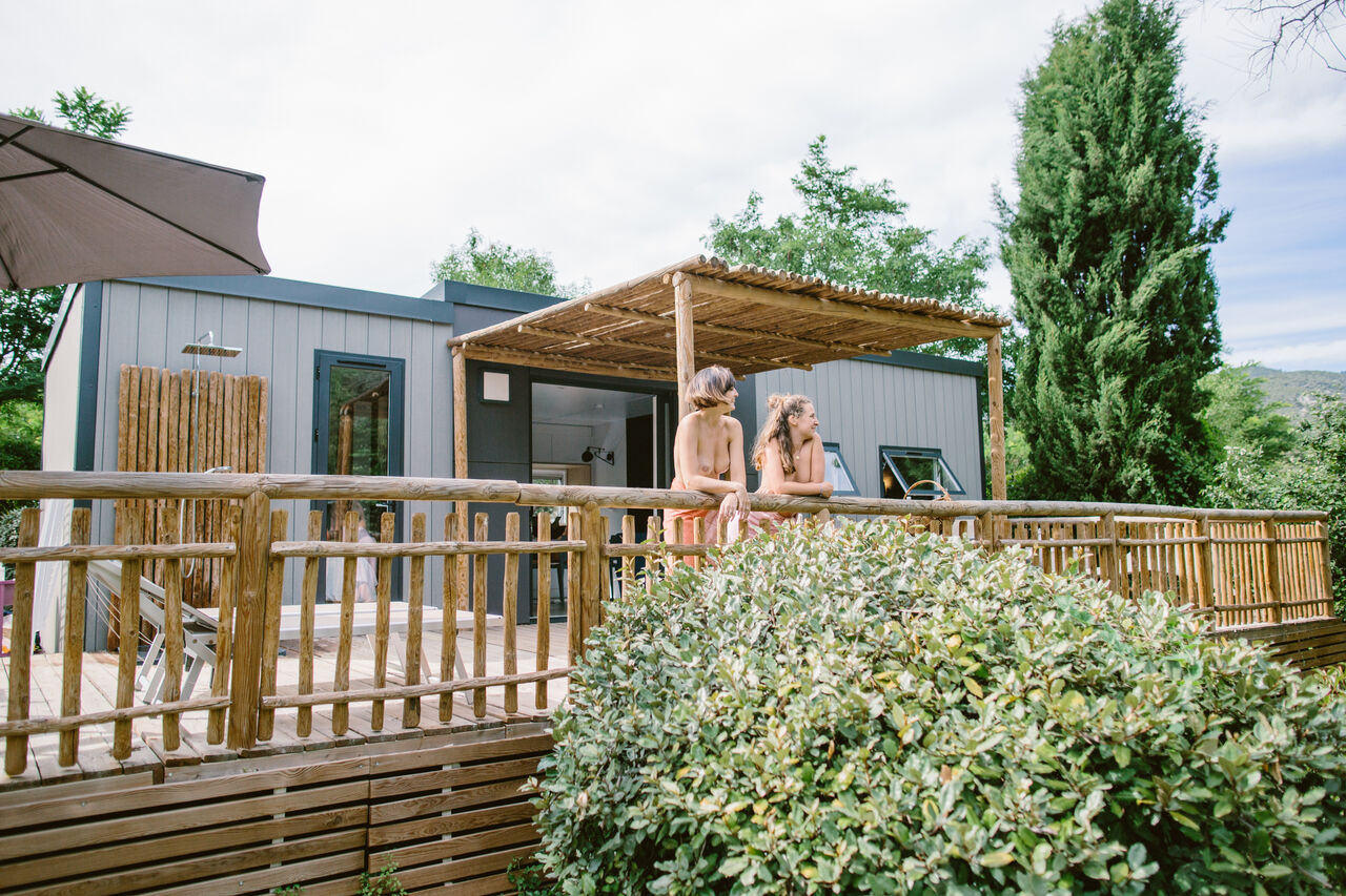 Mobile home moderne, terrasse en bois, douche ext�rieure au camping LIBRANOO Naturiste Belezy.