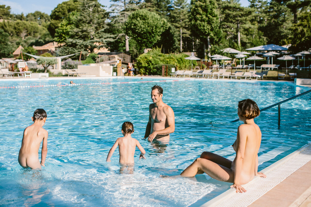 Piscine ext�rieure, famille naturiste au camping LIBRANOO Naturiste Belezy � B�doin (84).