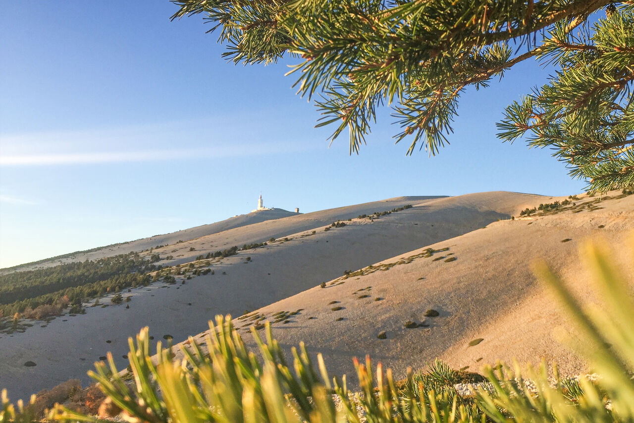 Sommet du Mont Ventoux avec son observatoire, vue panoramique au camping LIBRANOO Naturiste Belezy � B�doin (84).
