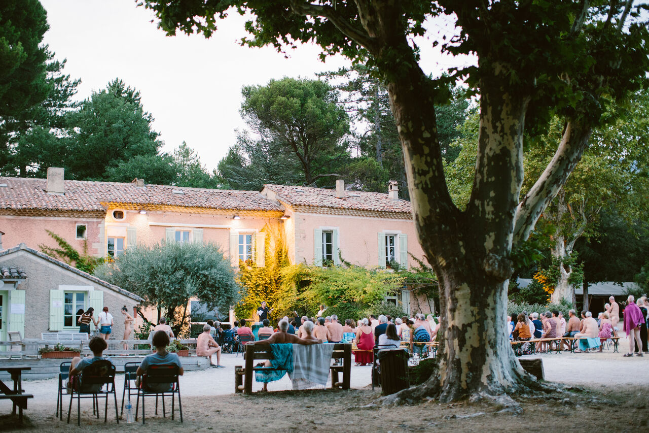 Animation naturiste en soir�e, rassemblement ext�rieur au camping LIBRANOO Naturiste Belezy � B�doin.