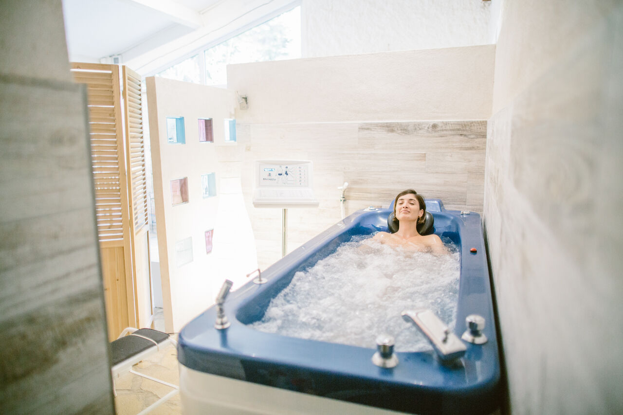 Femme relaxante dans une baignoire d'hydroth�rapie au spa du camping LIBRANOO Naturiste Belezy � B�doin (84).