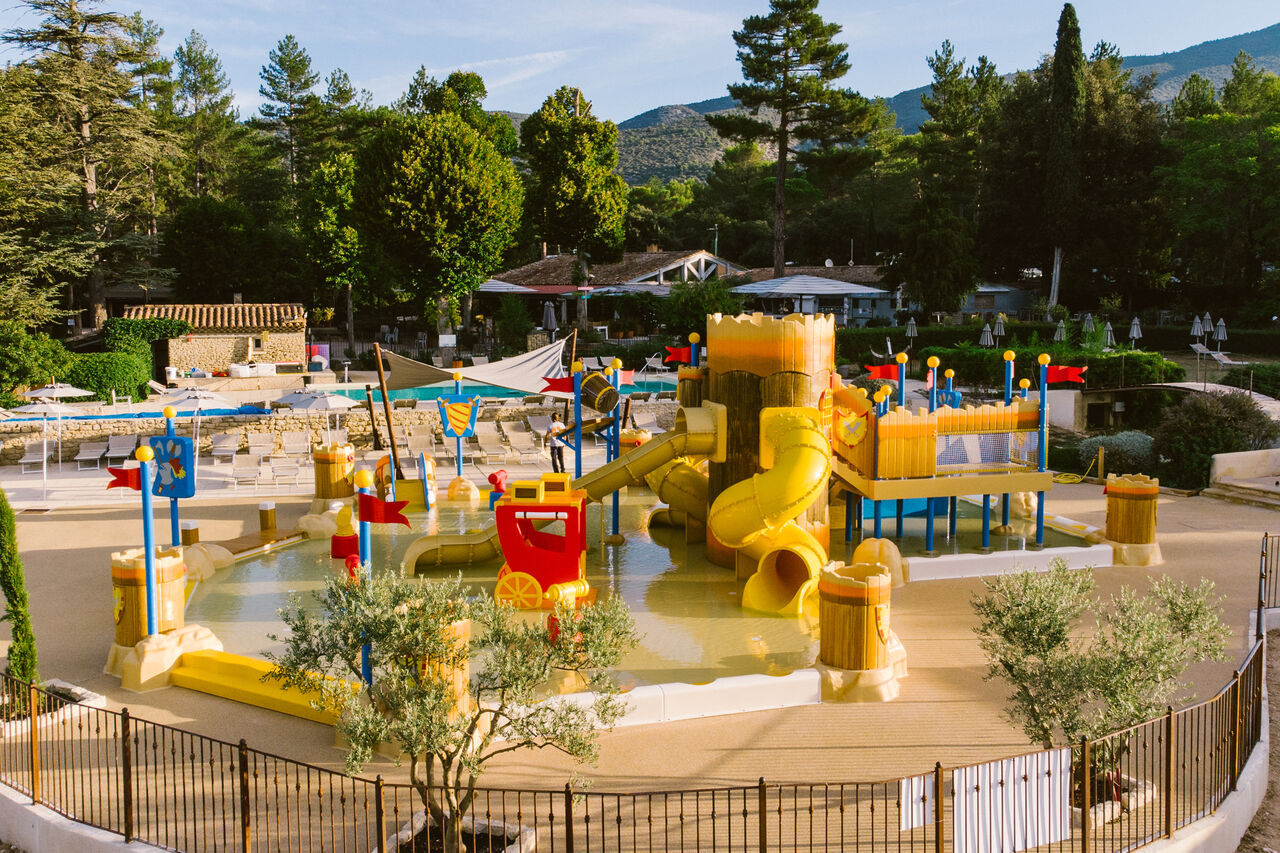 Aire de jeux aquatique avec toboggans et ch�teau d'eau au camping LIBRANOO Naturiste Belezy � B�doin (84).
