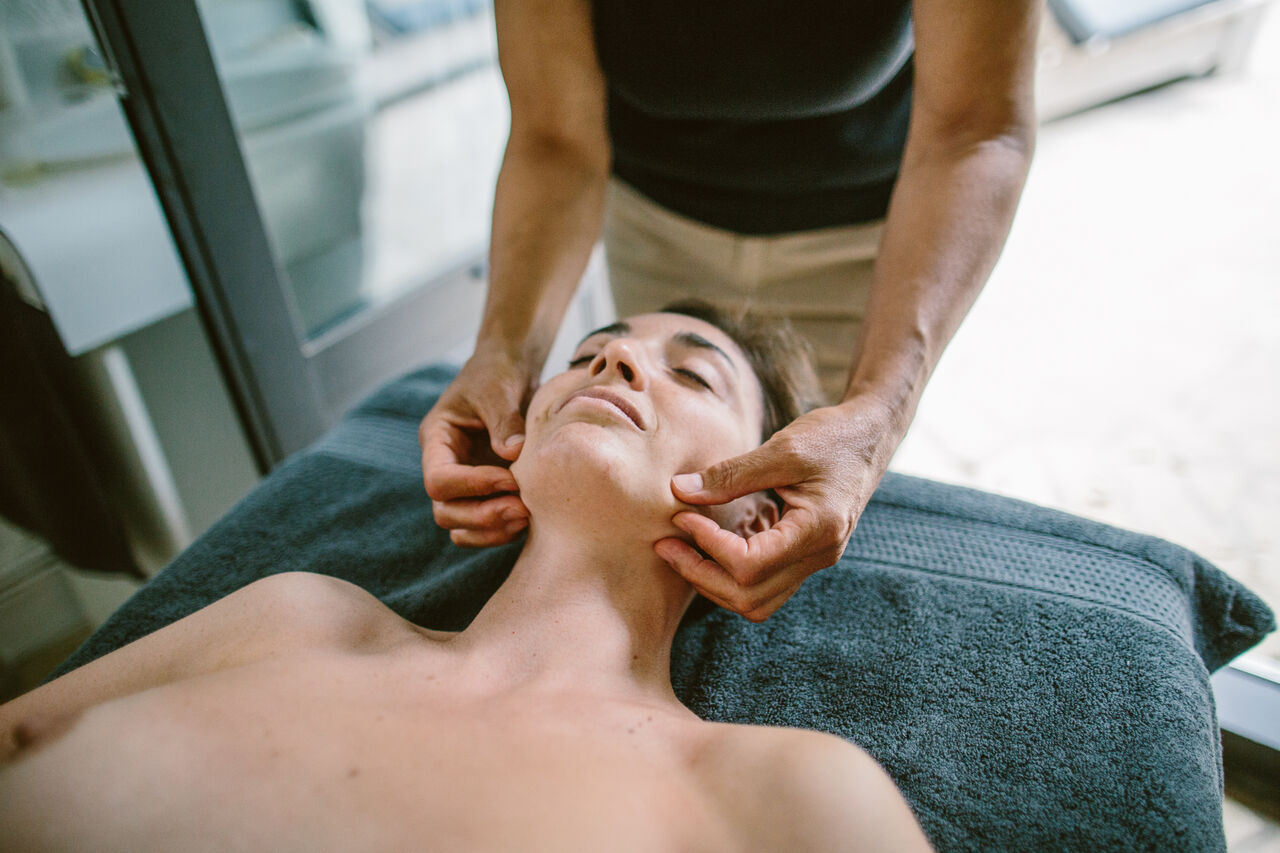 Massage facial relaxant au spa du camping LIBRANOO Naturiste Belezy � B�doin (84).