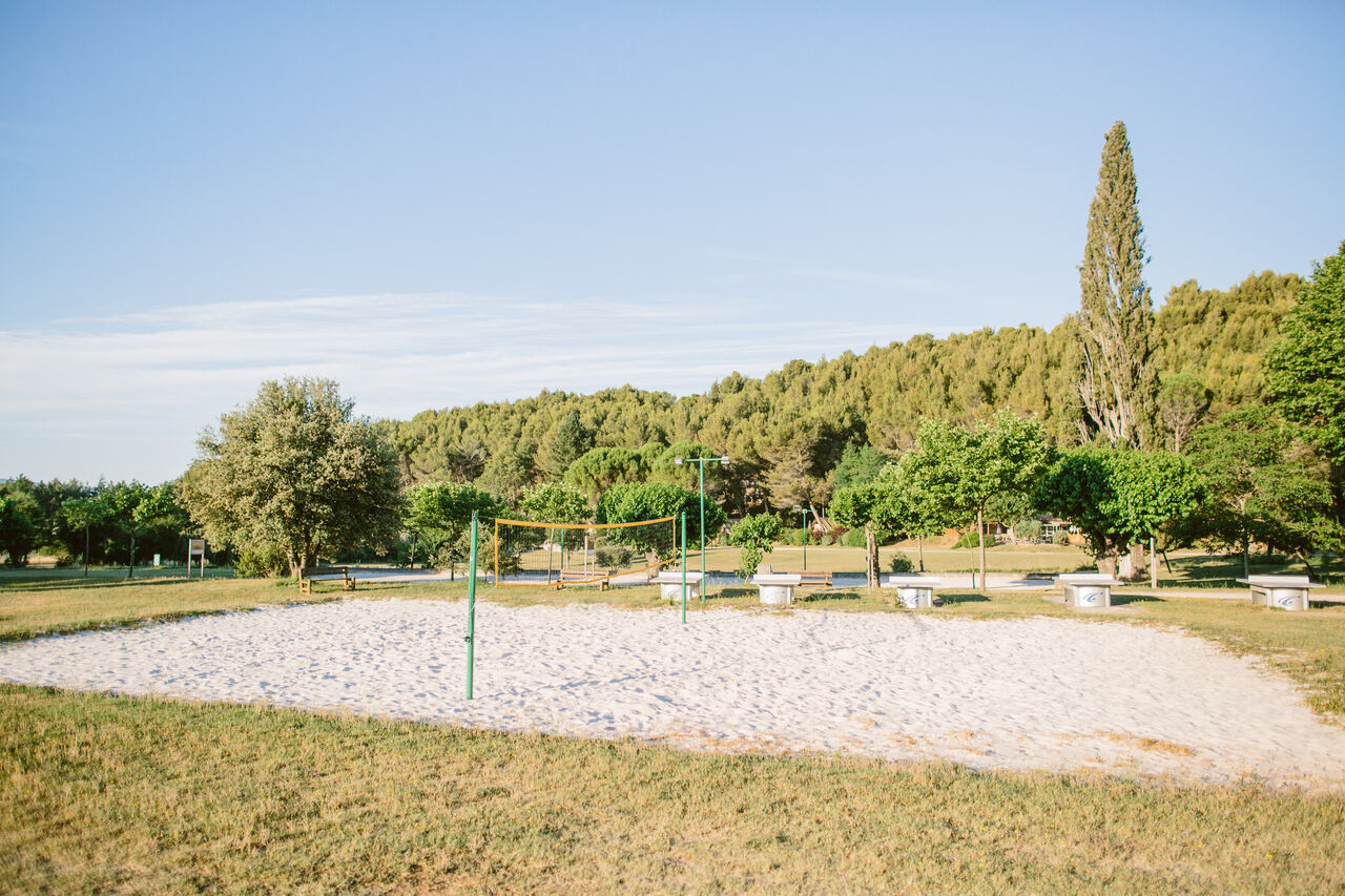 Terrain de beach-volley et tables de ping-pong au camping LIBRANOO Naturiste Belezy.