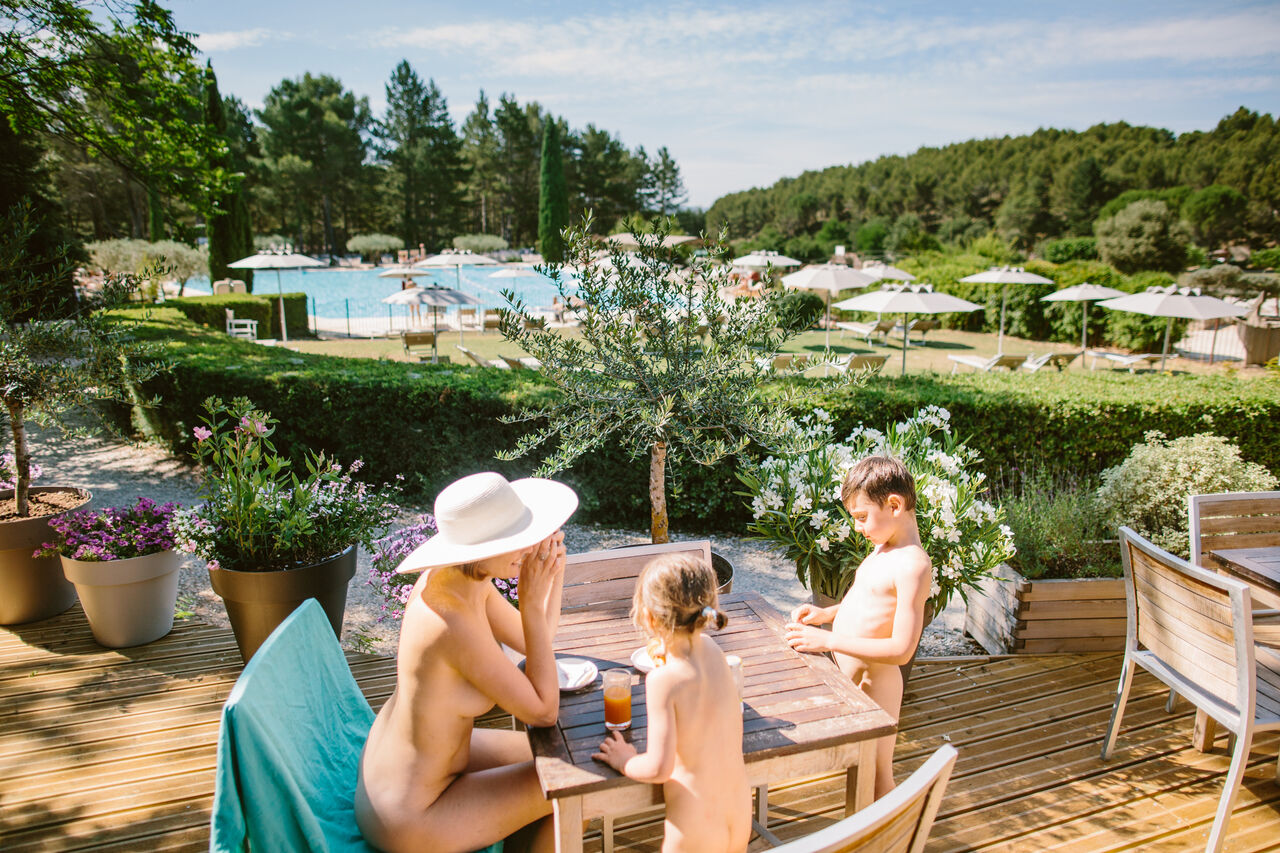Famille naturiste, piscine et terrasse au camping LIBRANOO Naturiste Belezy � B�doin (84).