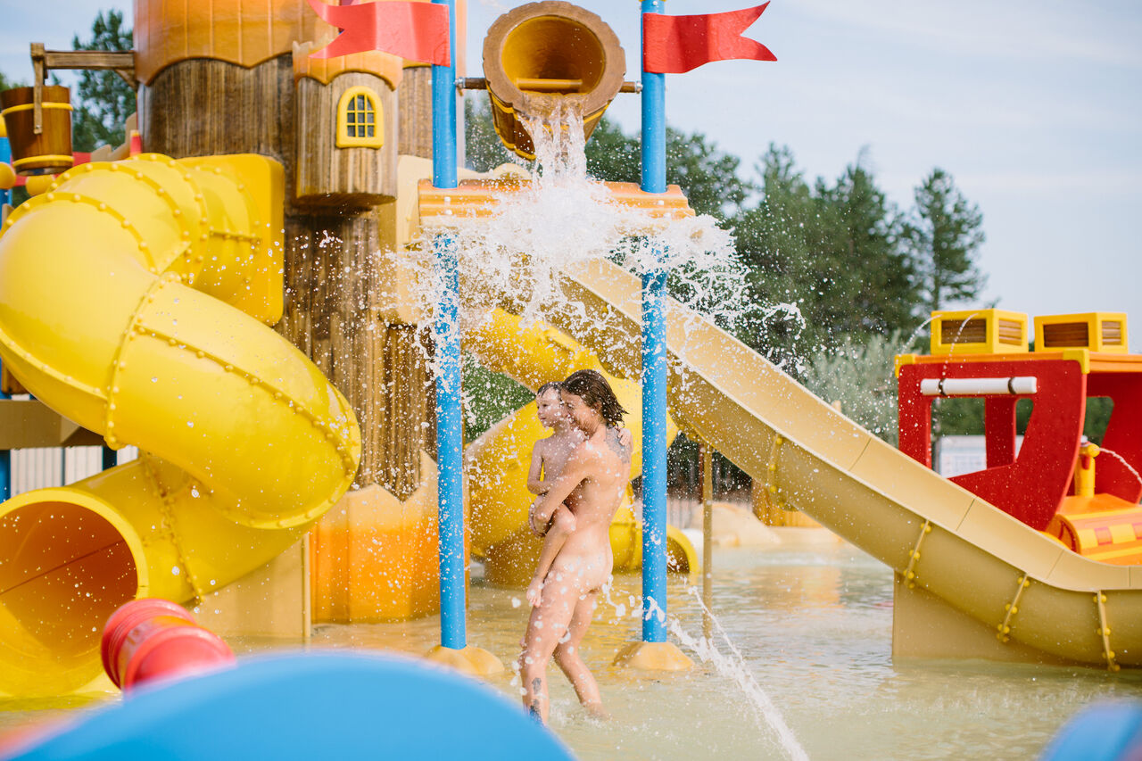 Toboggans, jeux aquatiques au camping LIBRANOO Naturiste Belezy � B�doin (84).
