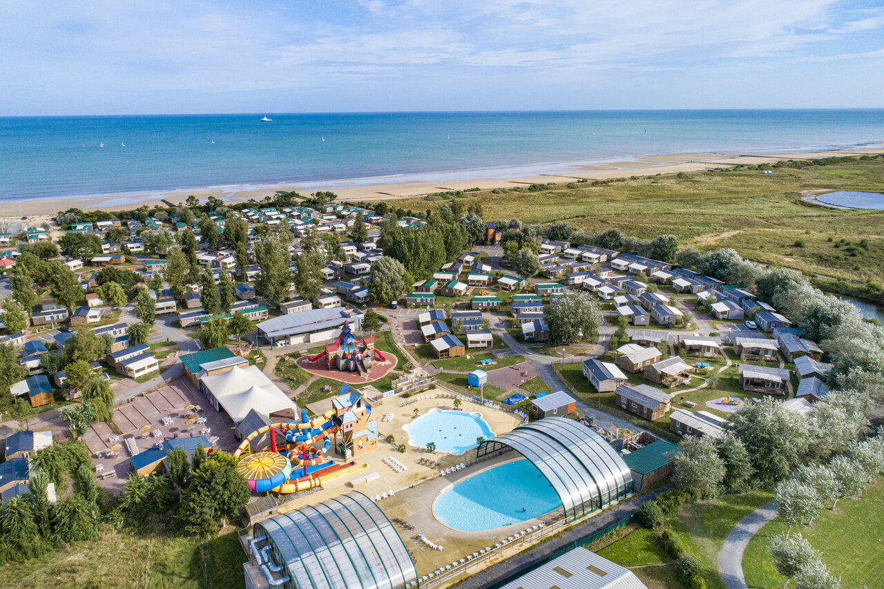 Vue a�rienne camping, parc aquatique, au camping CAPFUN Donjon de Lars � Courseulles-sur-Mer (14).