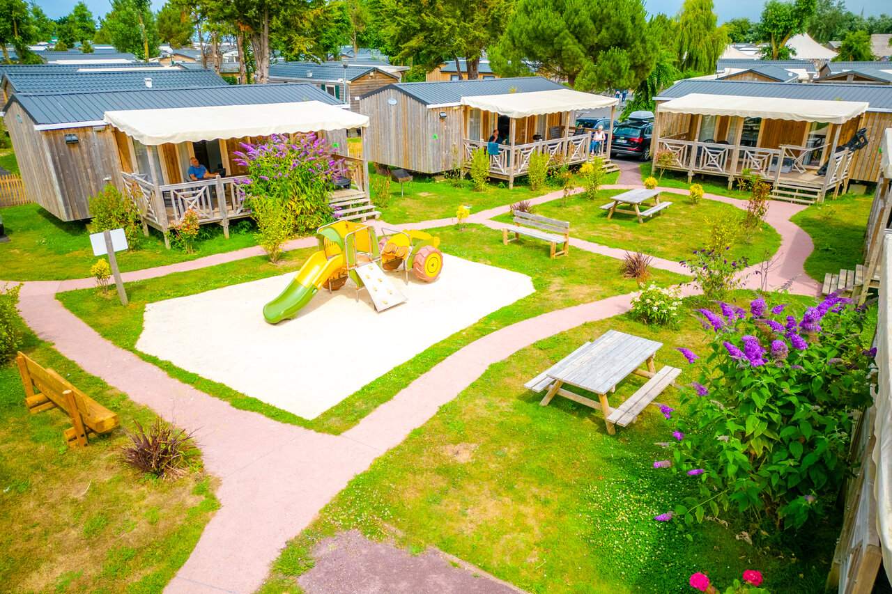 H�bergements, aire de jeux enfants au camping CAPFUN Donjon de Lars � Courseulles-sur-Mer (14).