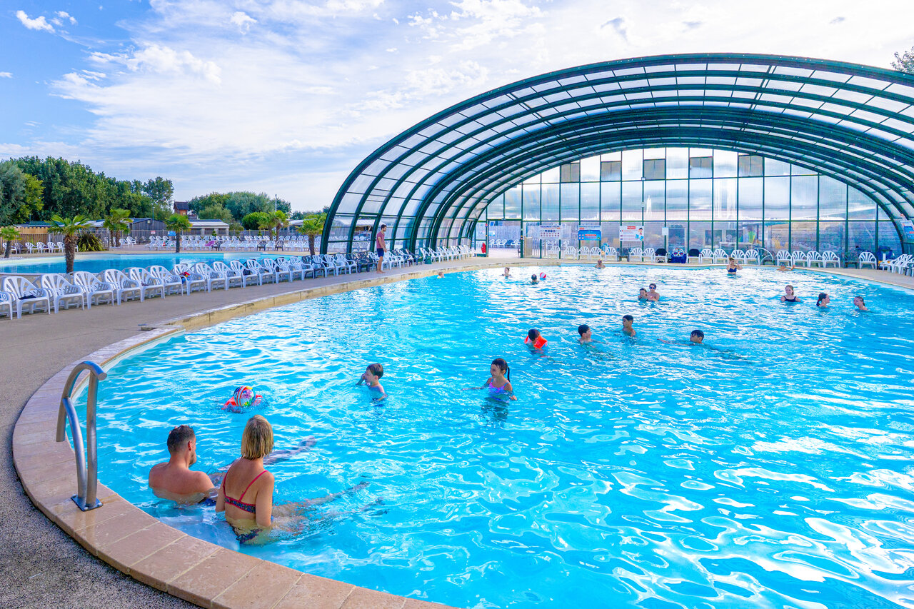 Piscine couverte avec baigneurs au camping CAPFUN Donjon de Lars � Courseulles-sur-Mer (14).
