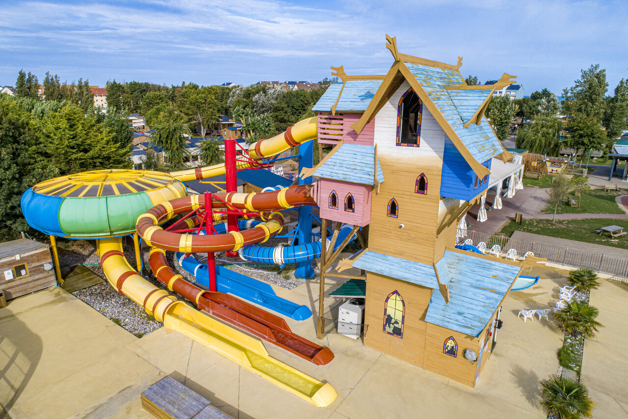 Toboggans aquatiques g�ants et structure de jeux au camping CAPFUN Donjon de Lars � Courseulles-sur-Mer (14).