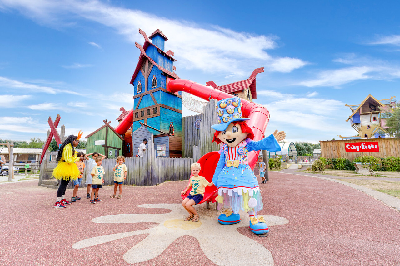 Aire de jeux, toboggans, mascottes, enfants au camping CAPFUN Donjon de Lars � Courseulles-sur-Mer.