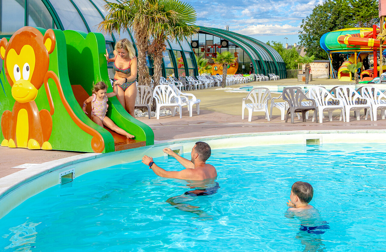 Toboggan enfant singe et piscine ext�rieure familiale au camping CAPFUN Donjon de Lars � Courseulles-sur-Mer (14).