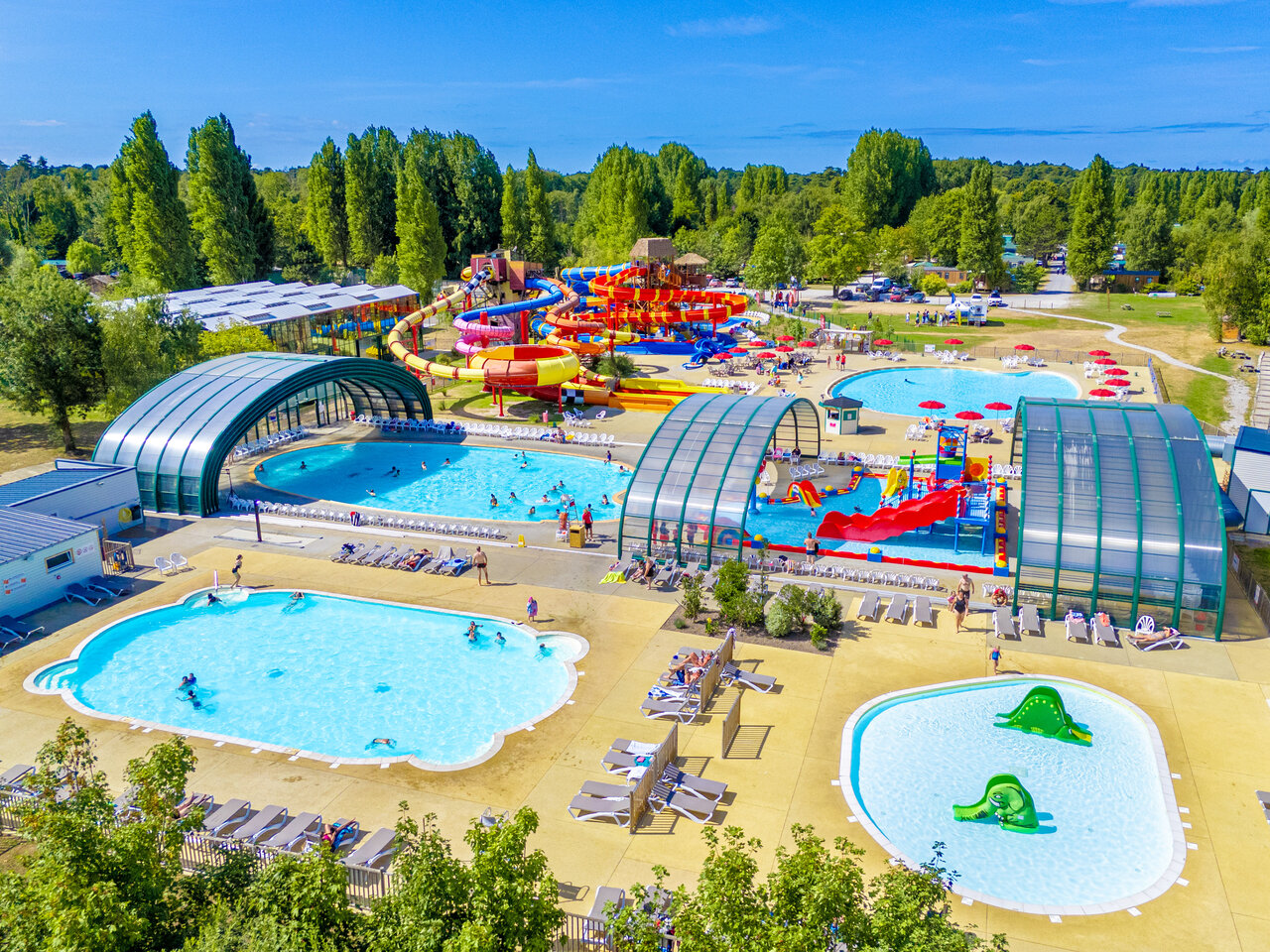 Grand parc aquatique avec toboggans, piscines couvertes et pataugeoire au camping CAPFUN Dune Fleurie � Quend Plage (80).