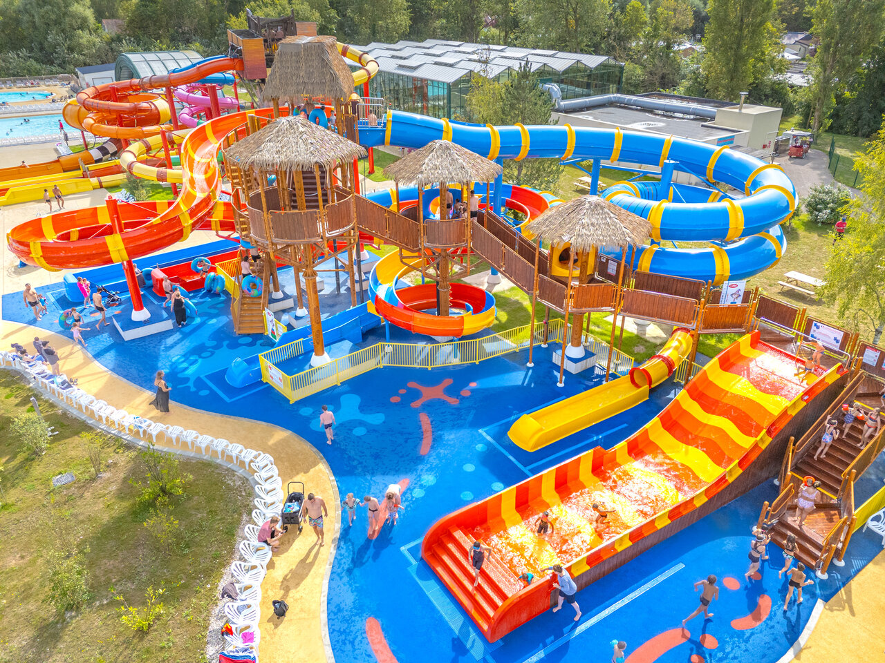 Parc aquatique avec toboggans g�ants et jeux d'eau au camping CAPFUN Dune Fleurie � Quend Plage (80).