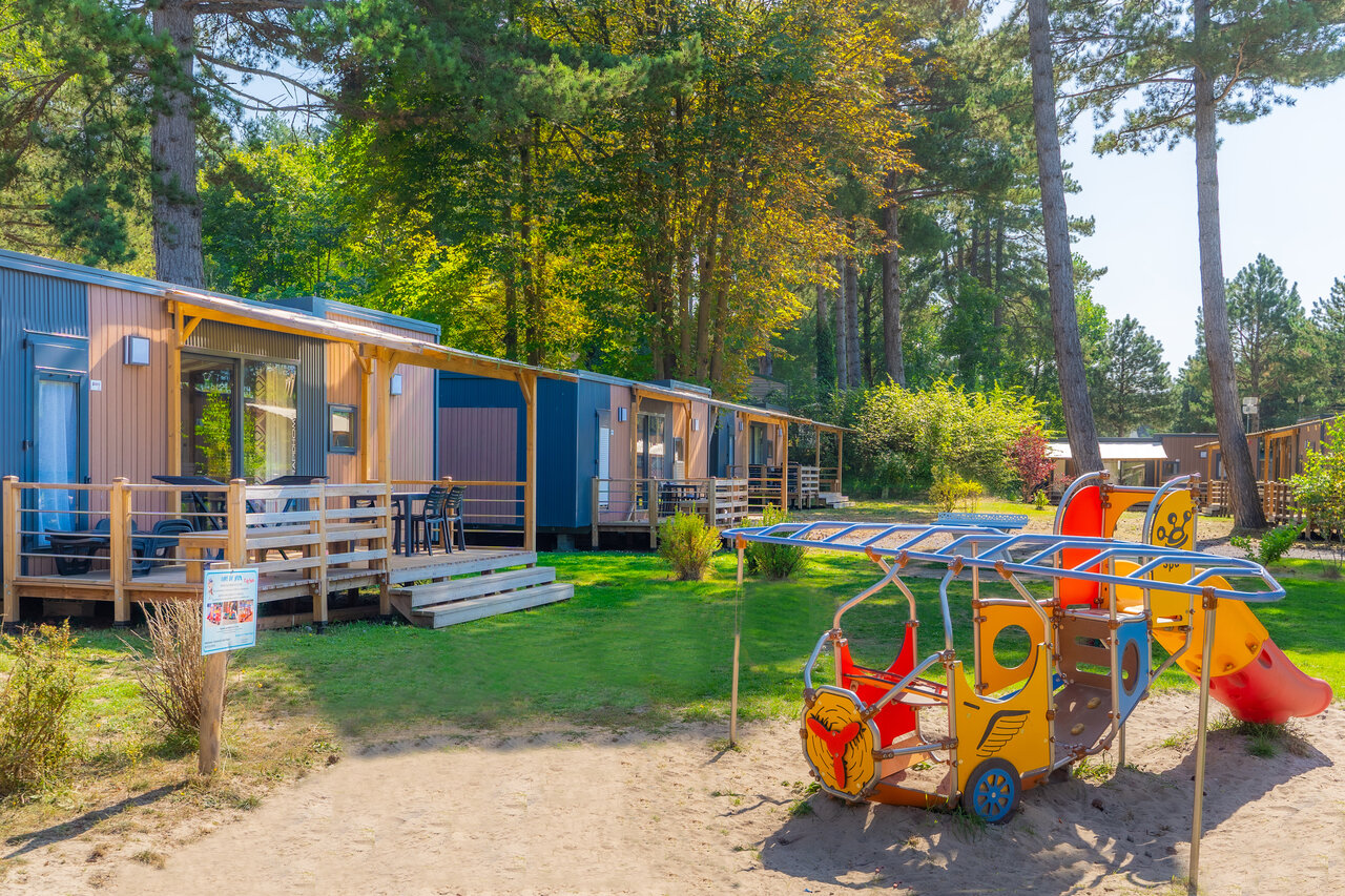Mobile homes modernes avec terrasses et aire de jeux au camping CAPFUN Dune Fleurie � Quend Plage (80).