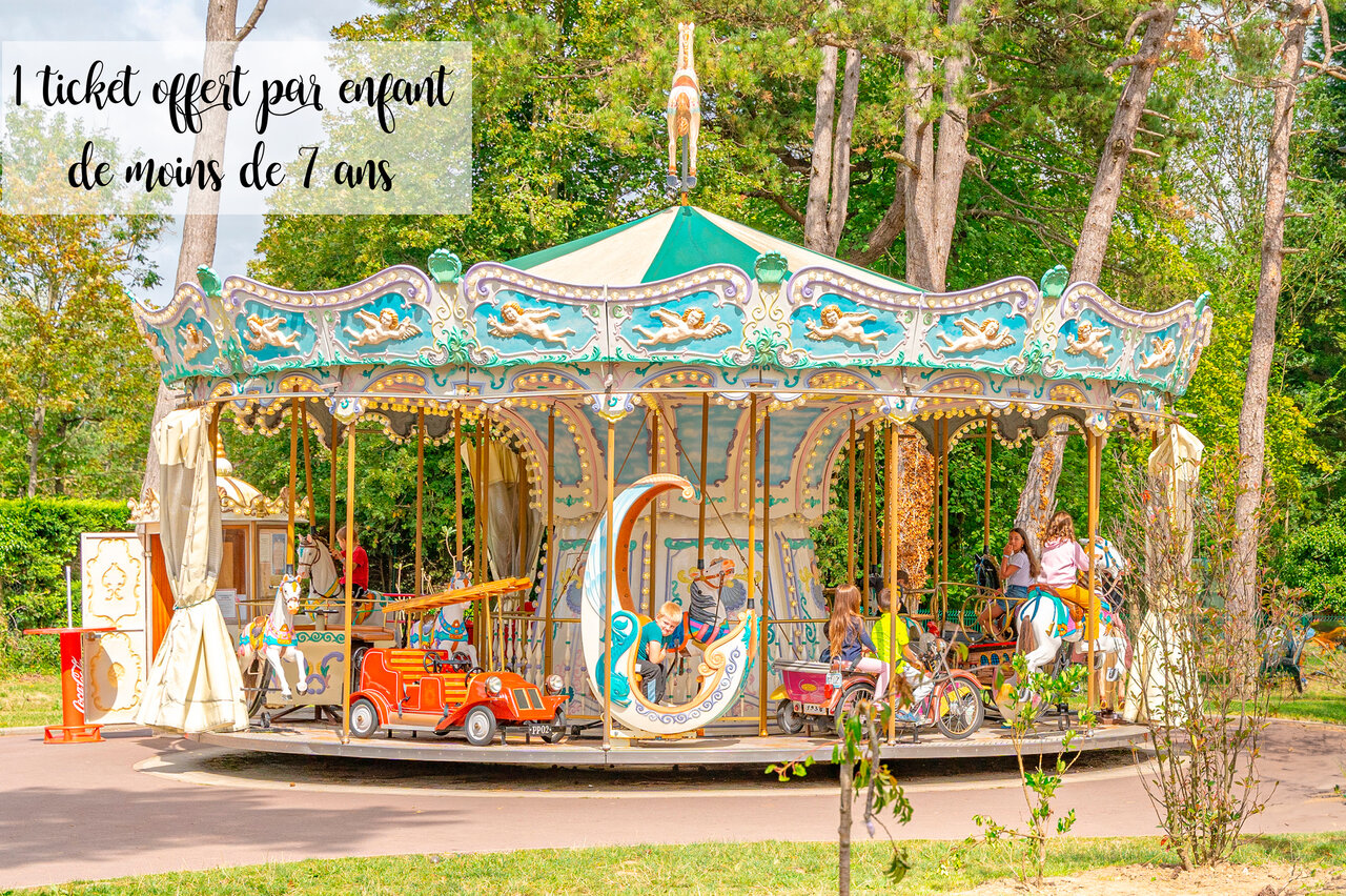 Man�ge carrousel avec enfants souriants au camping CAPFUN Dune Fleurie � Quend Plage (80).