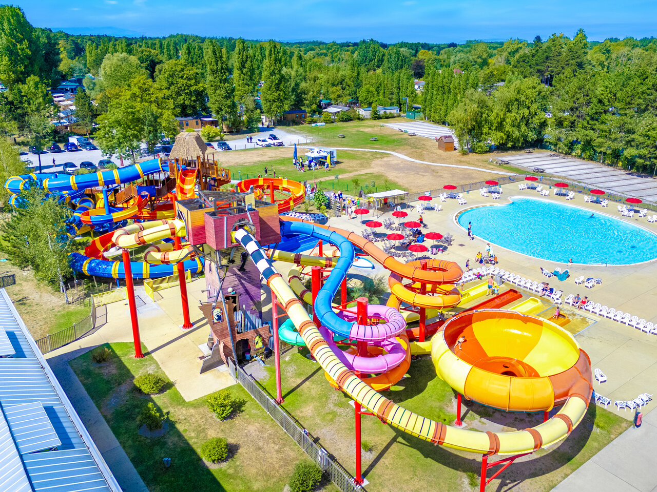Toboggans aquatiques color�s et grande piscine ext�rieure au camping CAPFUN Dune Fleurie � Quend Plage (80).