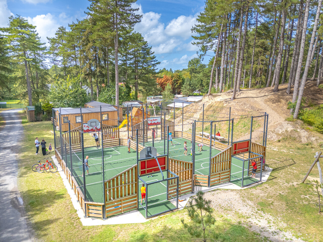 Terrain multisport cl�tur�, enfants jouent au camping CAPFUN Dune Fleurie � Quend Plage (80).
