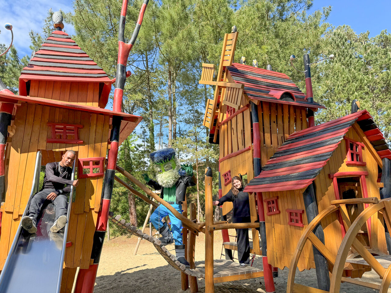 Toboggan, jeux en bois, personnage au camping CAPFUN Dune Fleurie � Quend Plage.