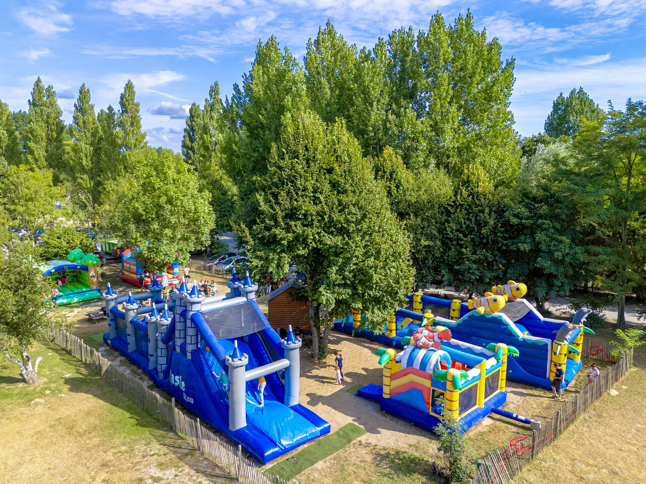 Jeux gonflables g�ants, ch�teaux et toboggans au CAPFUN Dune Fleurie � Quend Plage (80).