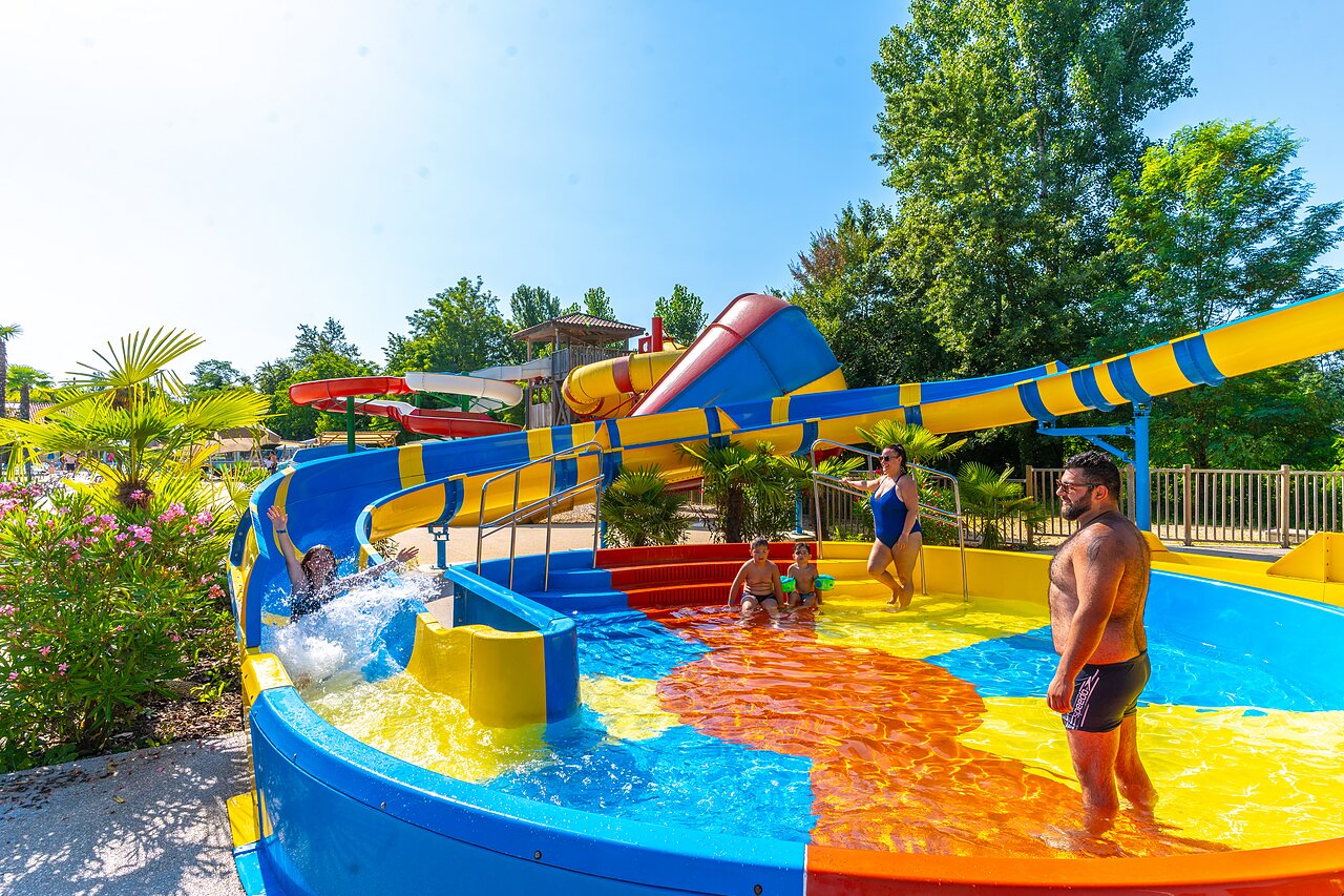 Toboggans aquatiques color�s et piscine ludique au camping CAPFUN Duravel � Duravel (46).