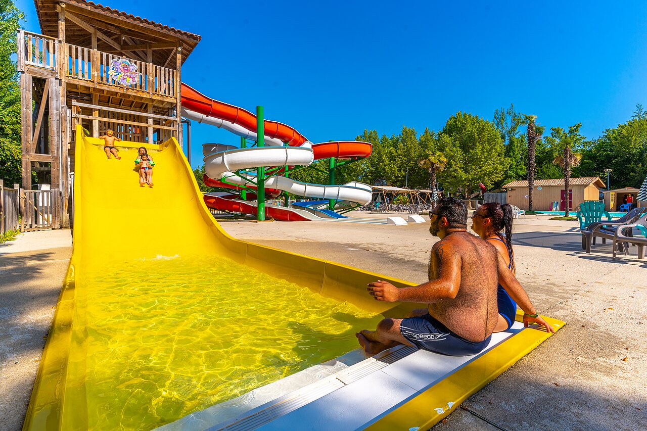Toboggans aquatiques et piscine pour enfants au camping CAPFUN Duravel � Duravel (46).