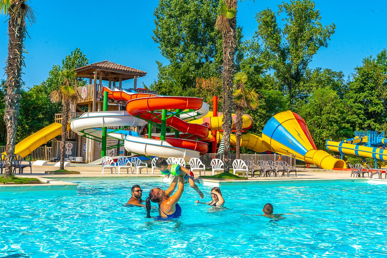 Piscine ext�rieure avec grands toboggans color�s au camping CAPFUN Duravel � Duravel (46).