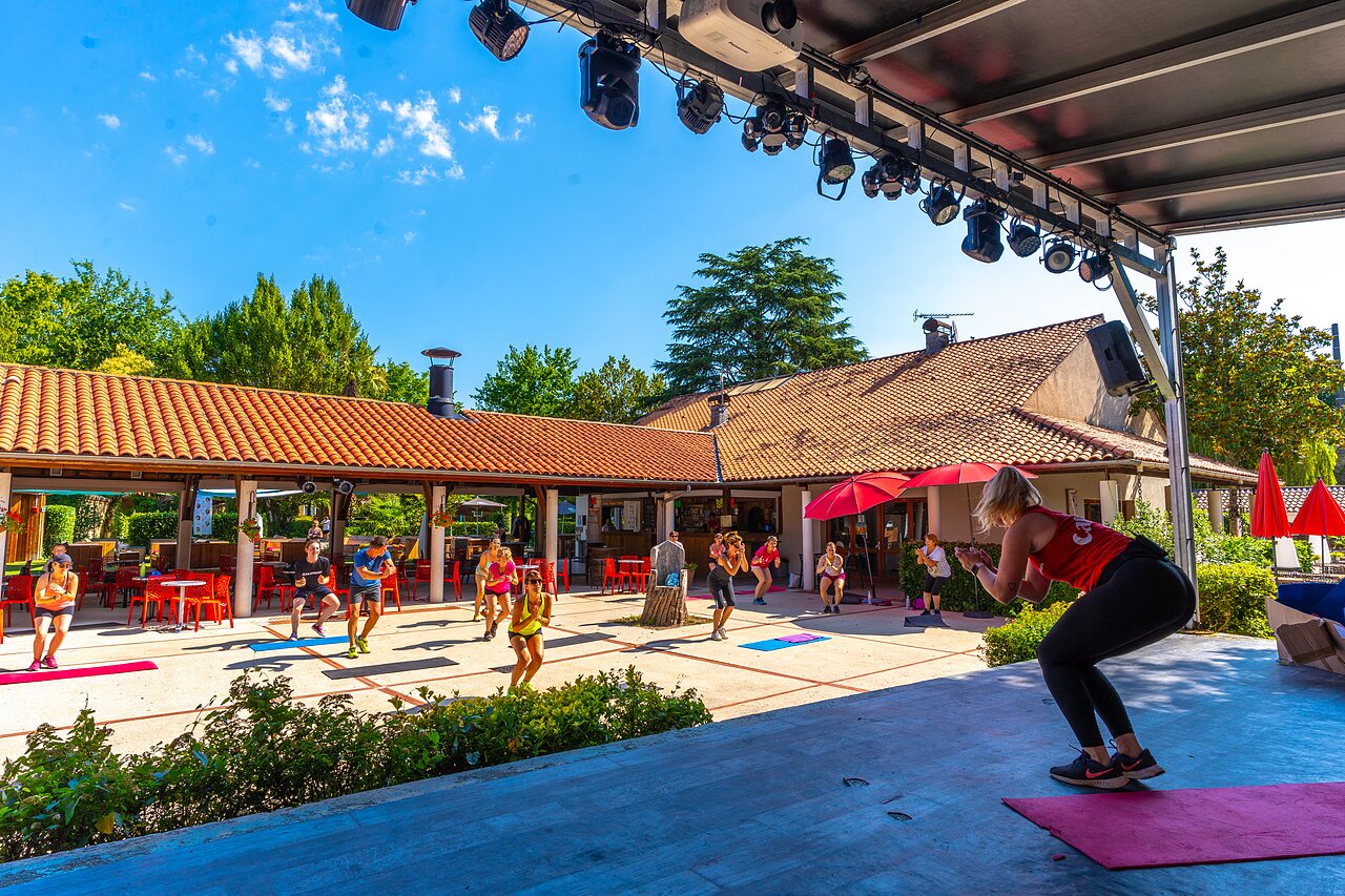 Animation fitness en plein air avec groupe au camping CAPFUN Duravel � Duravel (46).