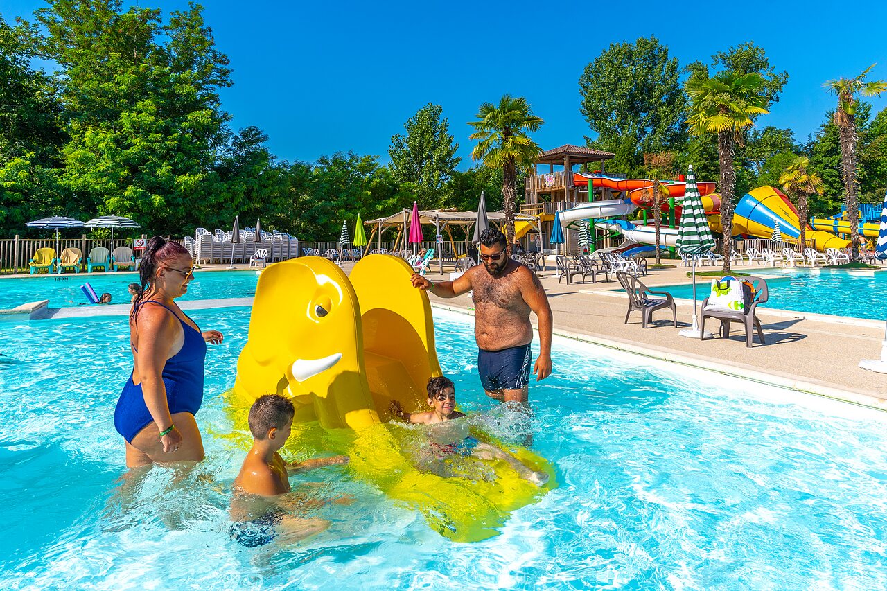 Famille avec enfants au toboggan �l�phant et parc aquatique CAPFUN Duravel (46).