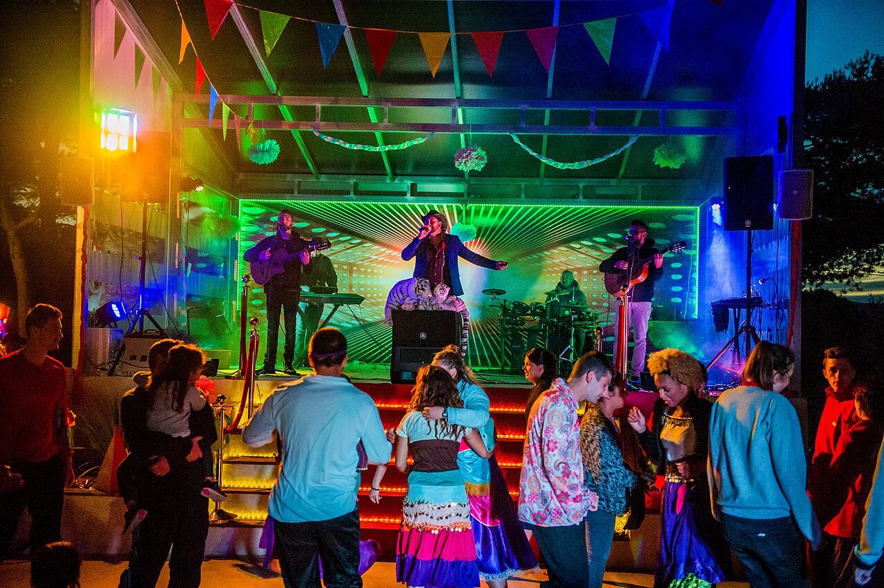 Spectacle musical en soir�e avec groupe live et lumi�res color�es au camping CAPFUN Duravel � Duravel (46).