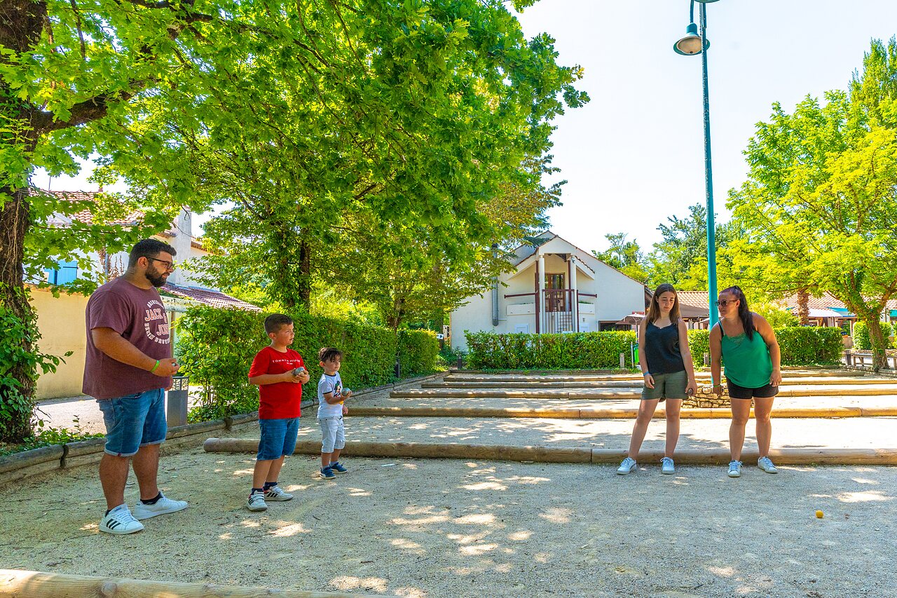 Famille s'amusant � la p�tanque sur le terrain du camping CAPFUN Duravel (46).