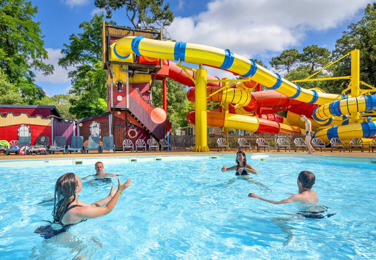 Piscine ext�rieure, toboggans aquatiques color�s au camping CAPFUN Ecureuils � JARD SUR MER (85).