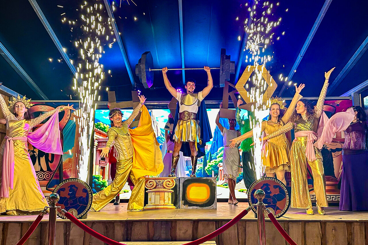 Spectacle d'animation, artistes, pyrotechnie au CAPFUN Ecureuils JARD SUR MER (85).