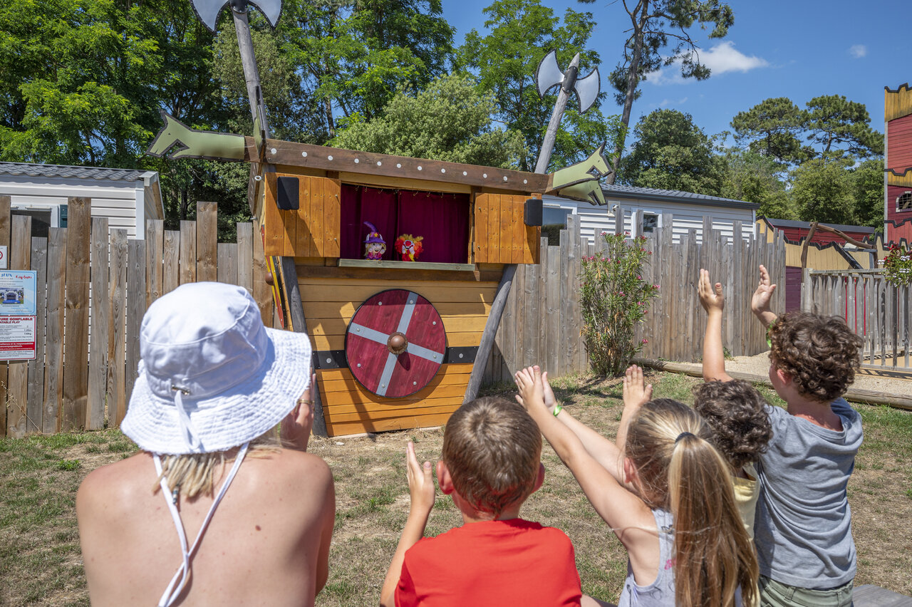 Spectacle de marionnettes pour enfants sur sc�ne Viking au CAPFUN Ecureuils JARD SUR MER.