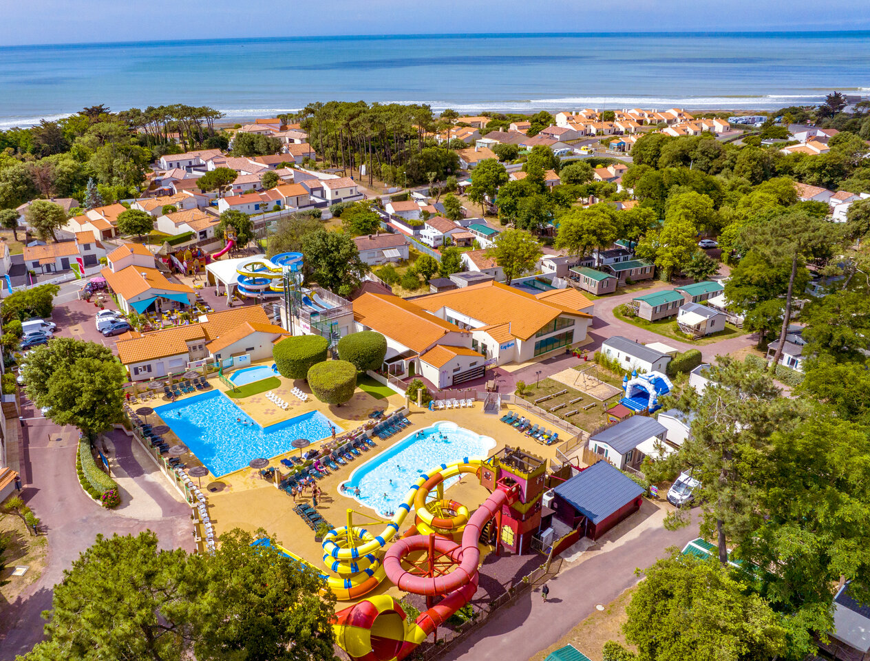 Piscines, toboggans, mer au camping CAPFUN Ecureuils JARD SUR MER (85).