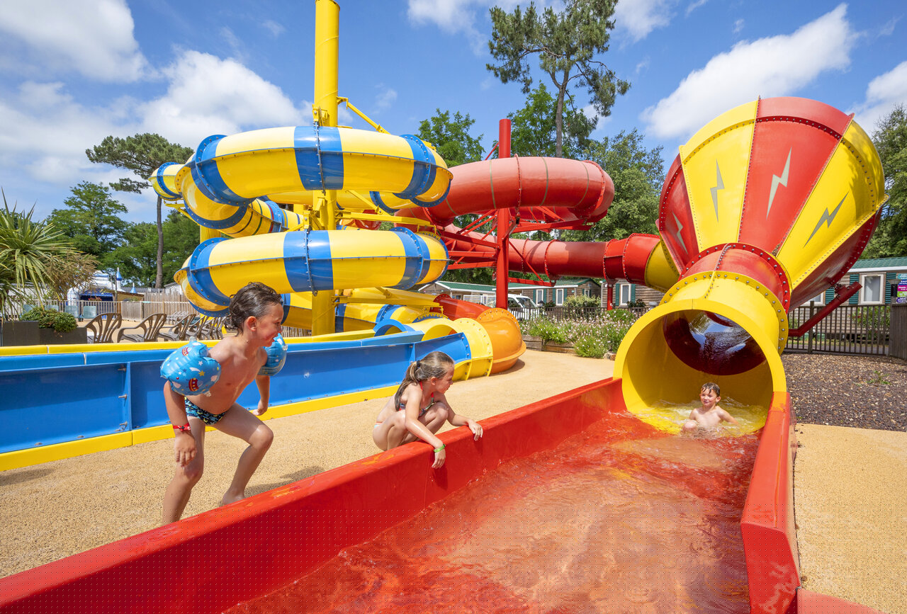 Toboggans aquatiques et enfants � la piscine CAPFUN Ecureuils JARD SUR MER (85).