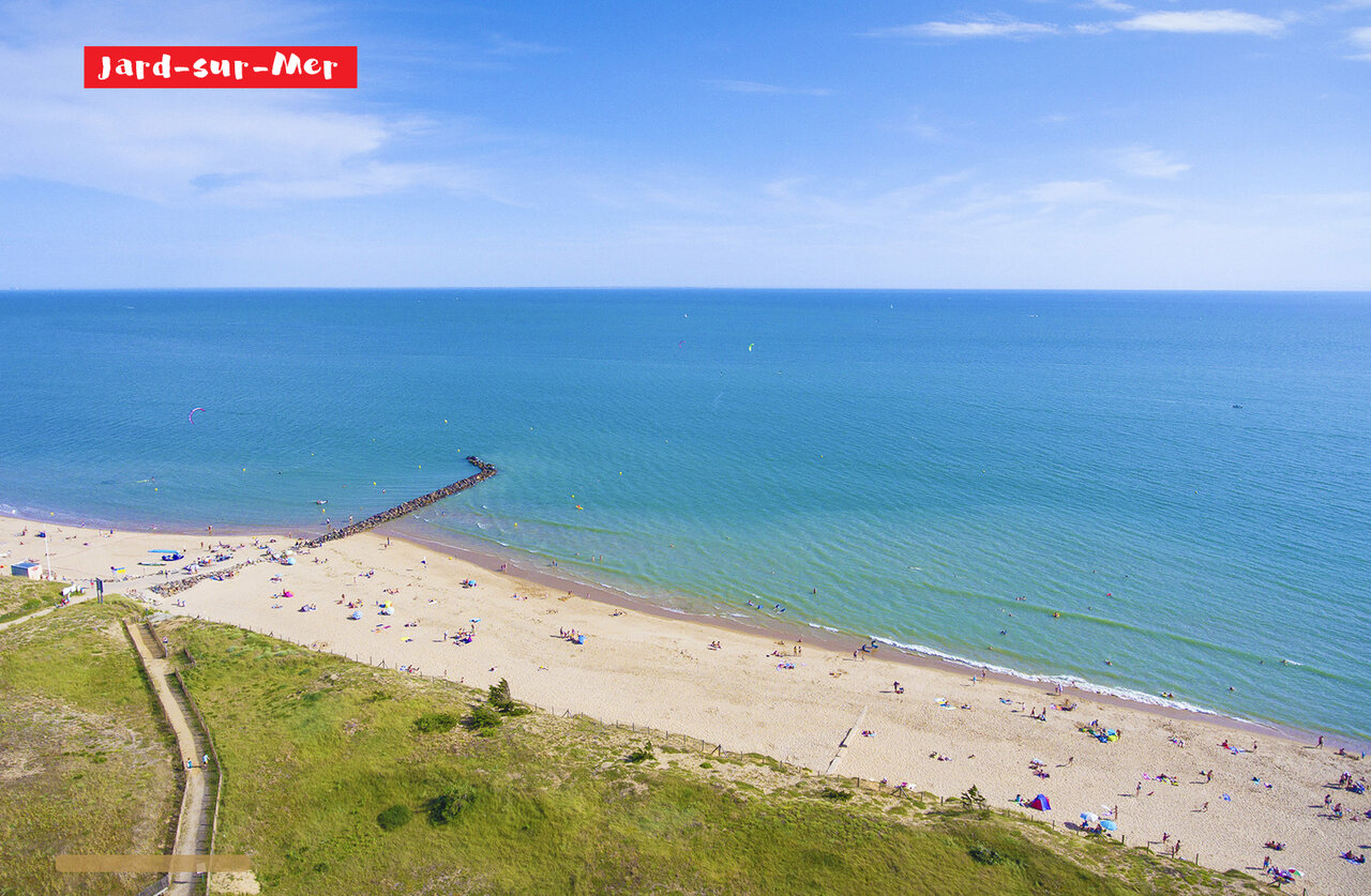 Plage de sable fin et oc�an � Jard-sur-Mer, Vend�e, id�al pour baignade.